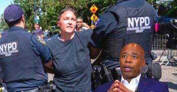 Protesta frente a mansión del alcalde de NY debido a crisis migratoria