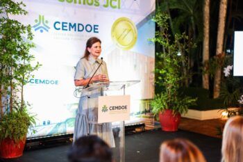 Vicepresidenta Raquel Peña resalta impacto de acreditación JCI de CEMDOE en sistema de salud dominicano