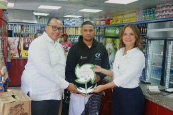 Nature Power Foundation e INDOCAL entregan primeras certificaciones verdes a Colmados de Santo Domingo.