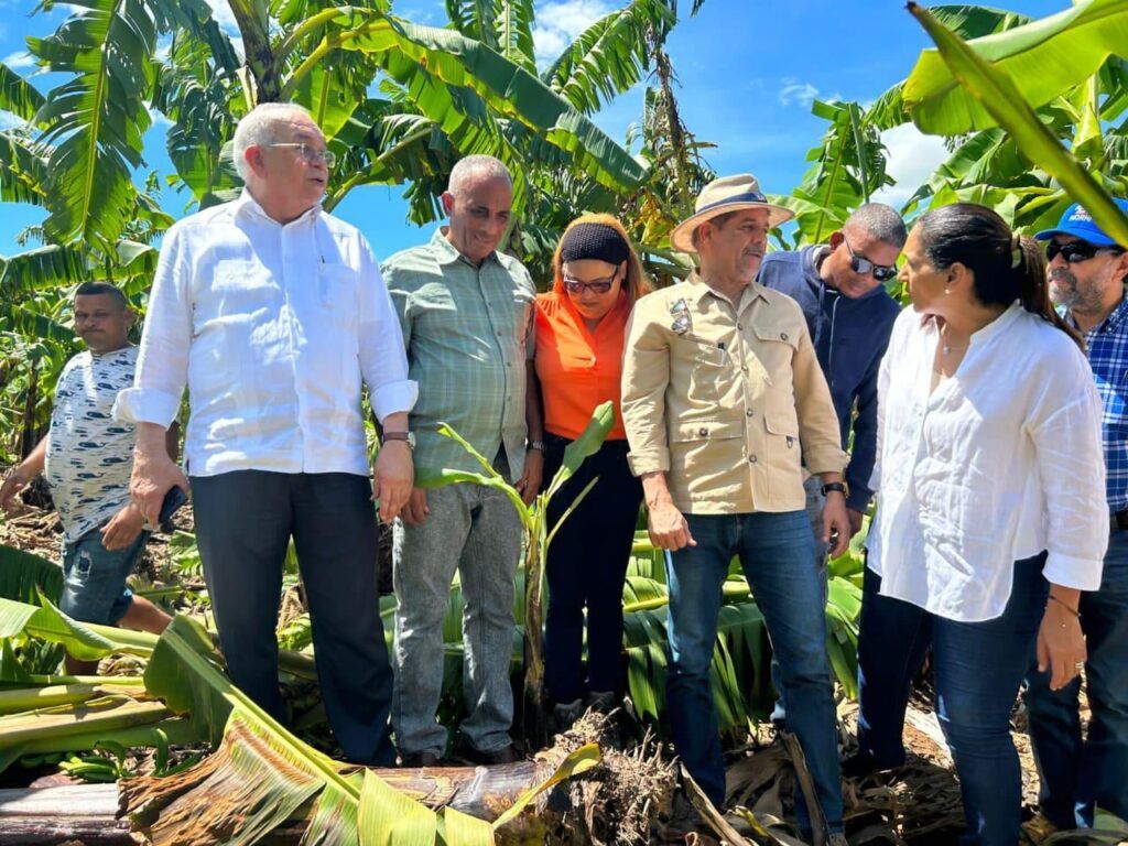 Ministro Limber Cruz supervisa en Azua zonas agrícolas afectada por la tormenta Franklin y dispone de ayuda a productores