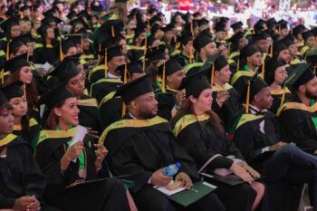 UCE entrega a la sociedad 432 nuevos profesionales en su CXLIII investidura de grado