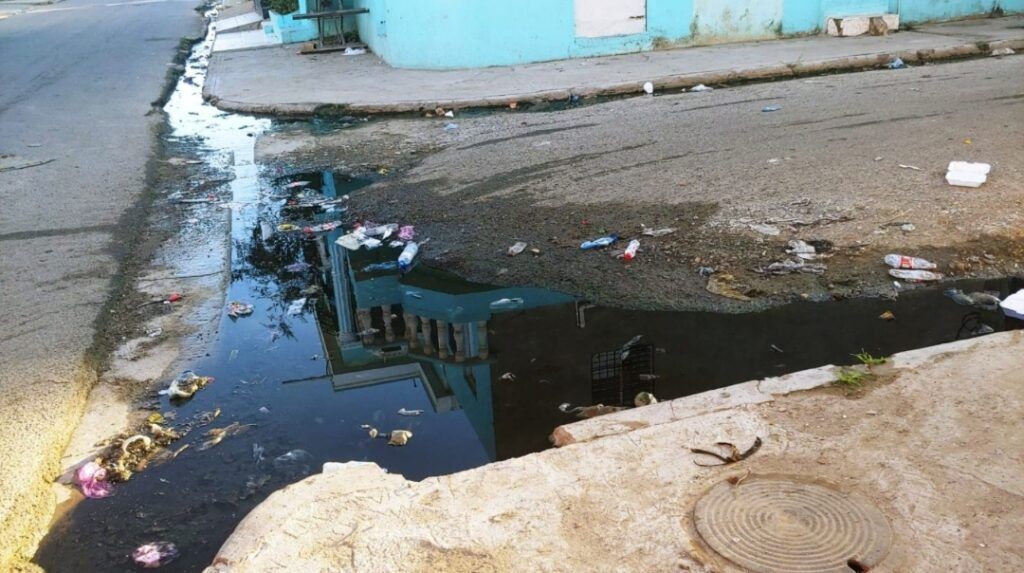 Calles del barrio Los Pinos adornadas de aguas negras