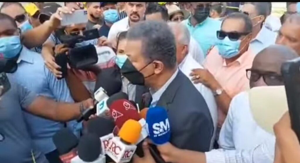 Leonel visita zona afectada por explosión en SC