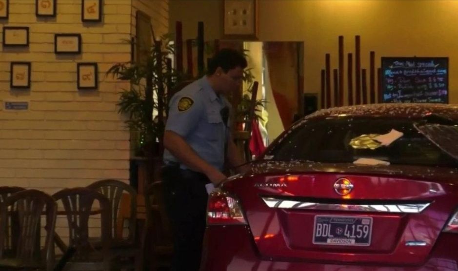 20 heridos tras auto chocar contra un restaurante