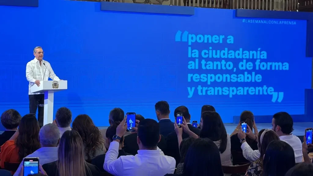 Abinader lanza «LA Semanal con la prensa»