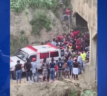 Lanzan a una mujer muerta desde vehículo en marcha en Santiago