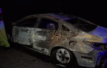 Hallan dos cadáveres interior de un carro en llamas próximo a Loma Miranda