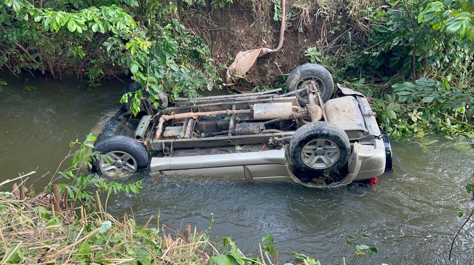 Vehículo cae en un canal en Villa Riva con tres personas a bordo