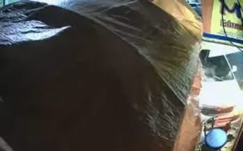 Hombre lanza vehículo contra negocio de comida rápida y clientes tras discusión