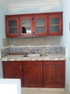 Muere niño de dos años luego de caerle un gabinete encima en Santiago