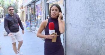 Un hombre le toca el trasero a una periodista durante un directo