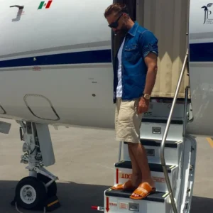 Famosos que tienen su propio avión privado