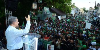 En Mao la gente desafía lluvias para apoyar precandidatos de la Fuerza del Pueblo
