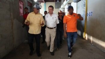 Ito Bisonó recorrió mercado binacional de Dajabón con comerciantes, autoridades civiles y militares *
