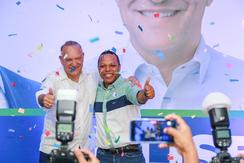 País Posible proclama a Ulises Rodríguez como su candidato a alcalde por Santiago
