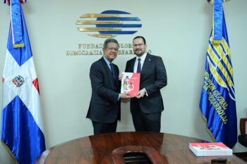 Directiva de ANJE visita al Dr. Leonel Fernández