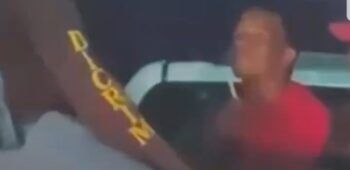 Joven se afeita mientras iba detenido en un camioneta de PN