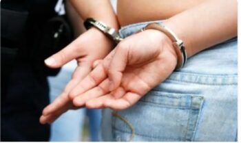 Agentes de la PN detienen a una mujer de manera agresiva