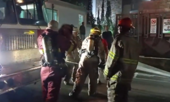 Ocho vehículos destruidos tras incendio en parqueo subterráneo en Santiago