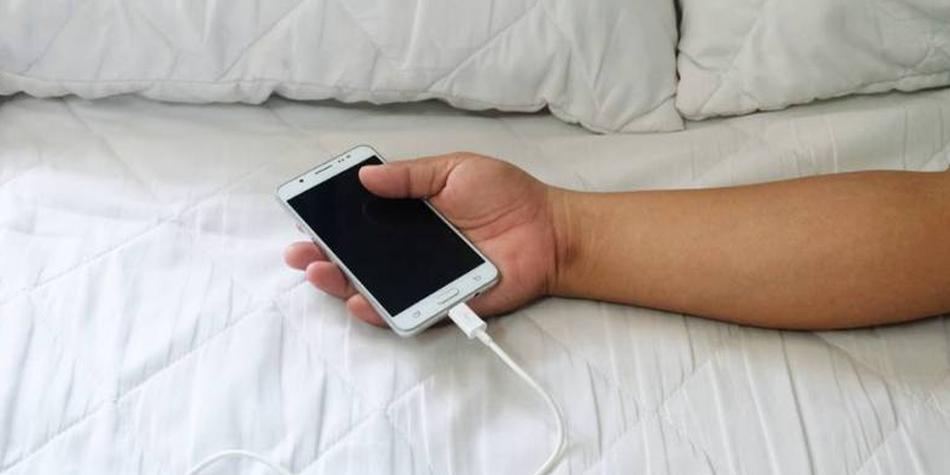 Joven se electrocuta con su celular en en Boca Chica