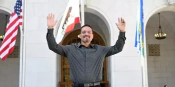 Hombre queda en libertad tras 28 años de prisión injusta en EEUU