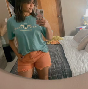 Angely Moreno denuncia clínica no la dejó entrar por andar en pantalones cortos