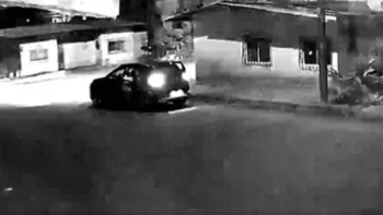 Delincuentes Mueren al Olvidar Granada Activa dentro de su Carro