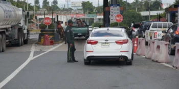 Mil pesos de multa por uso de carriles de paso rápido sin dispositivo