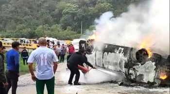 Seis personas mueren calcinadas en accidente minibús en Bolivia