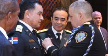 Director de la Policía recibe alta distinción por destacada trayectoria