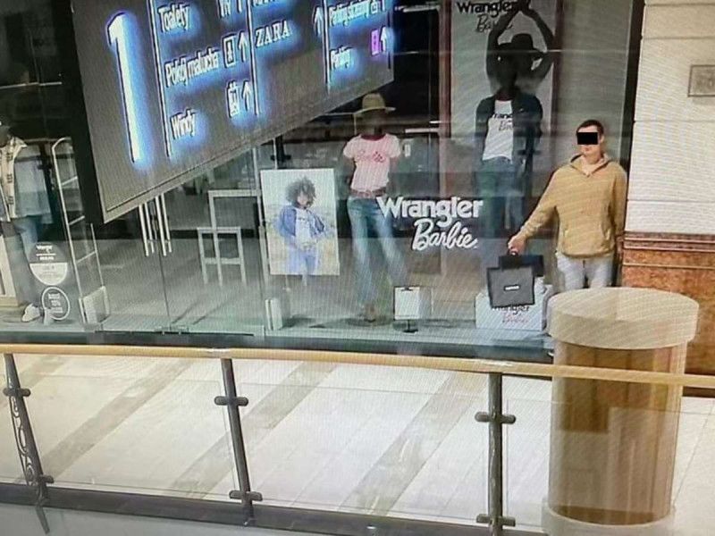 Detienen a hombre que se hacía pasar por un maniquí