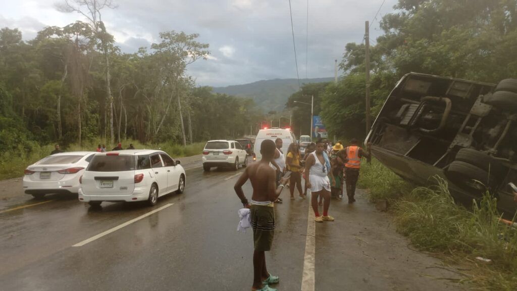 Veinte heridos tras volcarse autobús en Bonao