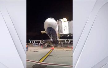 Avión de JetBlue se inclina hacia atrás después de aterrizar en el aeropuerto JFK