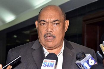 Alburquerque denuncia impiden entrar a sus representantes a los recintos de votaciones