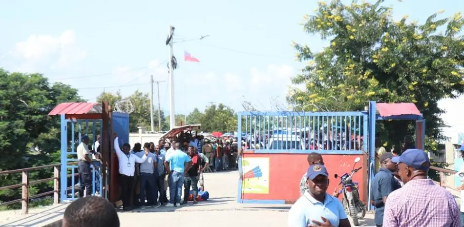 Haití abre sus puertas y haitianos cruzan a Dajabón a buscar mercancías varadas tras cierre