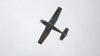 Mujer acusa piloto de acosarla desde su avioneta