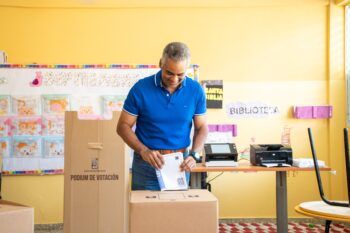 Joel Santos Echavarría ejerce su derecho al voto en primarias del PRM