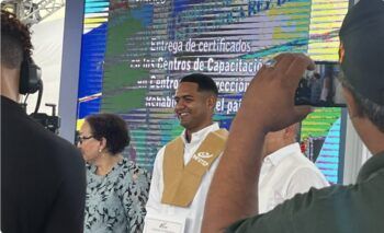 Marlon Martínez en su graduación de Infotep este jueves