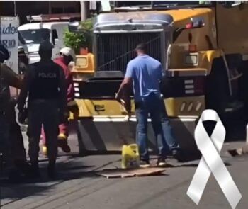 Fallece motociclista  atrapado en un camión