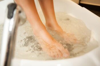 Tres motivos para meter tus pies en agua caliente si tienes problemas de circulación