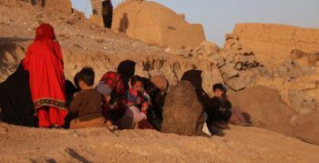 Suben a 2.400 muertos y 2.000 heridos las víctimas de los terremotos en el oeste de Afganistán