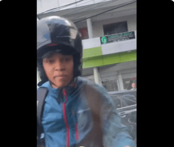 Motorista destruye cristales de vehículo con mujer embarazada dentro