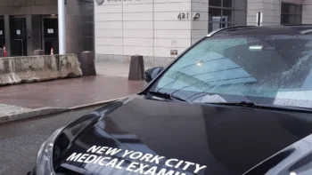 Encuentran cadáver de mujer semi desnuda frente a un cementerio en Nueva York