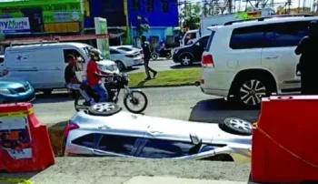 Ciudadanos denuncian zanja para tubería provoca accidentes en SDN