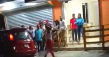 Mujer sale con ¨un bate en la mano¨ por alto volumen de la música