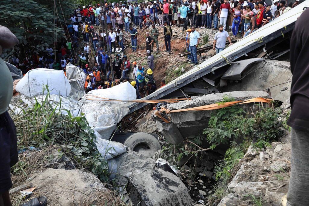 Diez muertos y 17 heridos tras accidente en Haina