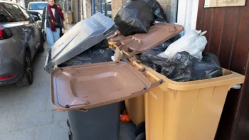 Lanzan cuerpo de mujer en un zafacón de basura