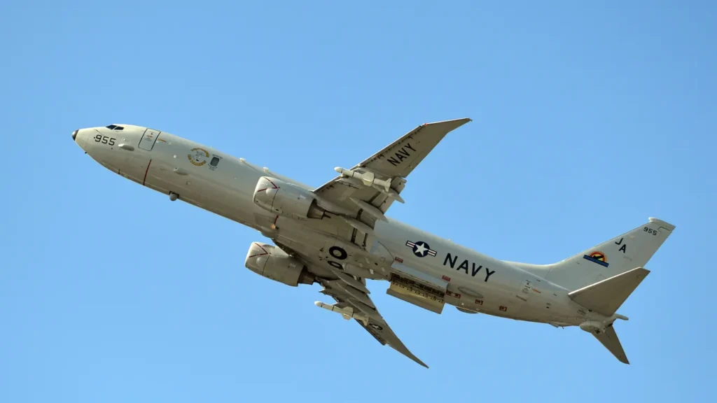Avión de la Armada estadounidense se sale de la pista y termina en el mar en Hawaii