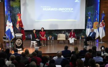 Badía destaca impacto de entrenamientos en participantes de la Academia Huawei de INFOTEP