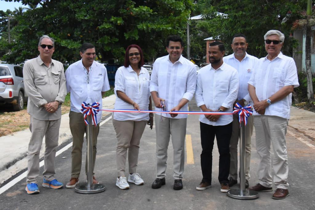 Ministro de Turismo inaugura reconstrucción de infraestructuras viales